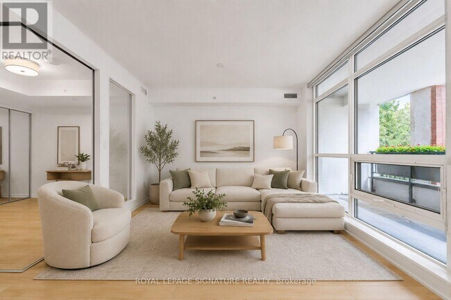 Photo du bâtiment - 830 Lawrence Ave W