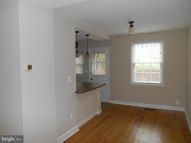Foto del edificio - Charming Three-Level Fairlington Townhouse!
