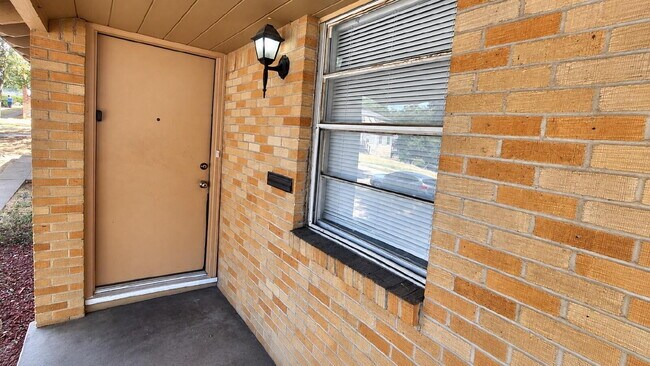 Foto del edificio - Charming 2-Bedroom Duplex in Convenient Oak Cliff Location