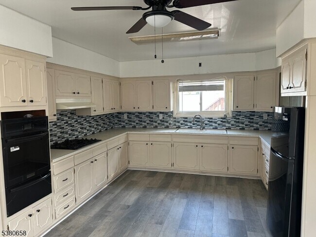 Foto del edificio - 296 Preakness Ave