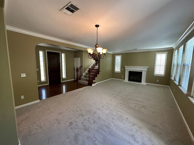 Building Photo - Beautiful 4 Bedroom 4 Bathroom Spacious Ho...