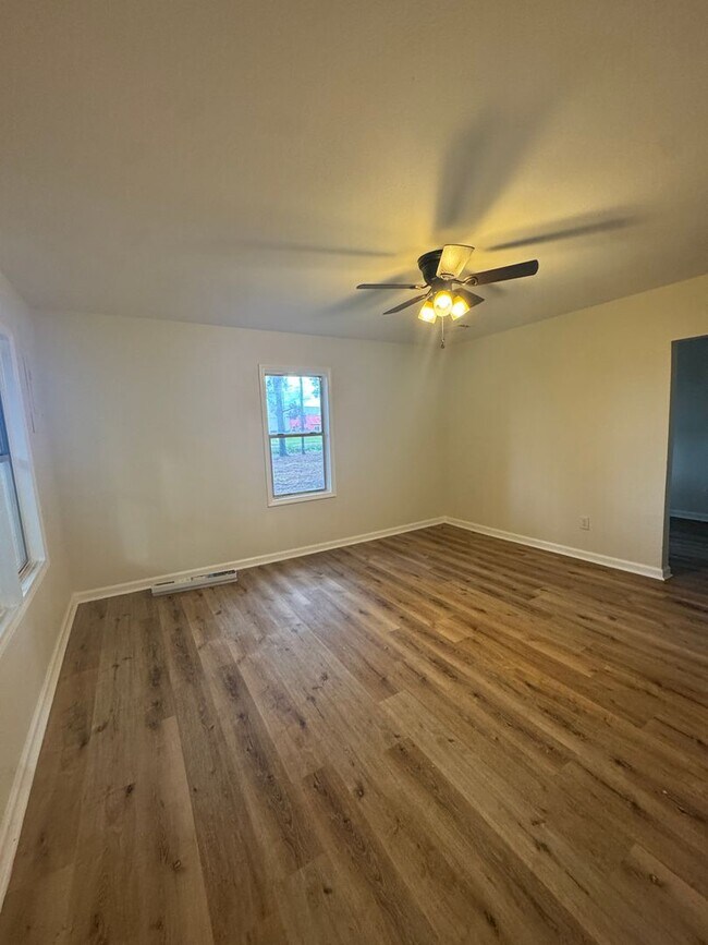 Foto del edificio - 3 Bed / 1 Bath between Jonesboro and Lake ...