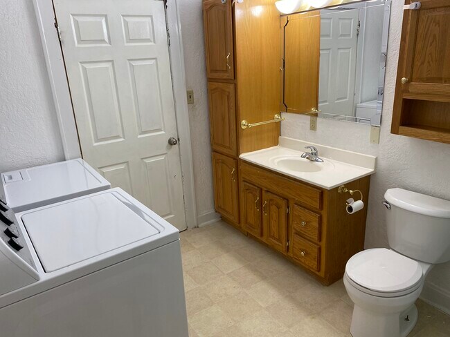 1er piso baño/lavandería cocina espaciosa - 4441 Wyoming St