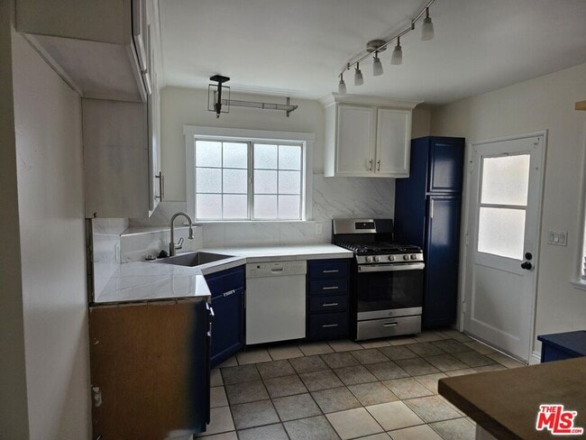 Building Photo - 509 S Catalina Ave