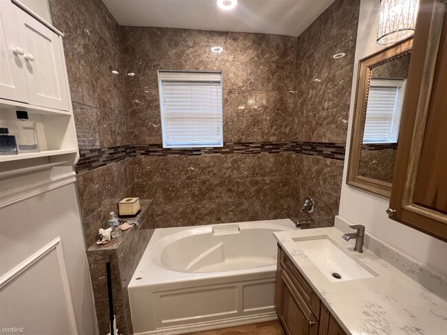 Building Photo - 4 br, 3.5 bath Townhome - 1151 E 46th St