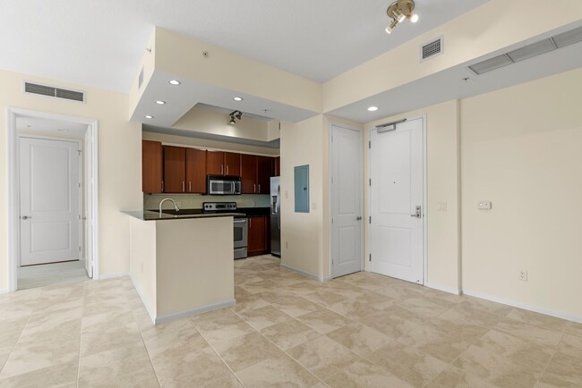 Building Photo - 403 S Sapodilla Ave