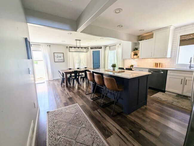 Building Photo - 5 Bedroom/3.5 Bathroom House in Lehi