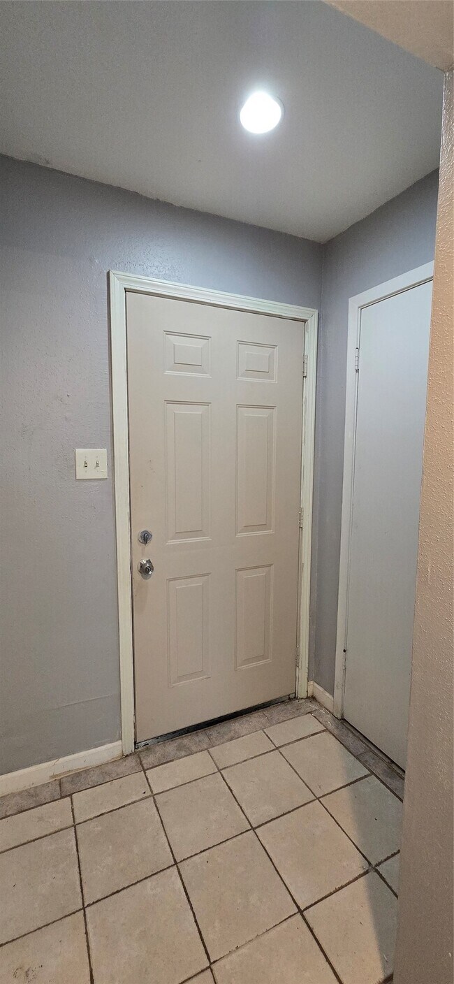 Foto del edificio - 7913 Grove Ridge Dr