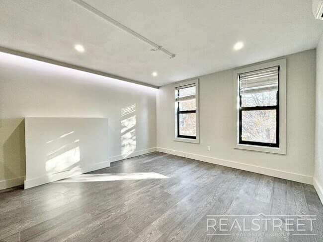 Foto del edificio - Brand New 1 Bed w Full Kitchen Amenities in Prime Crown Heights