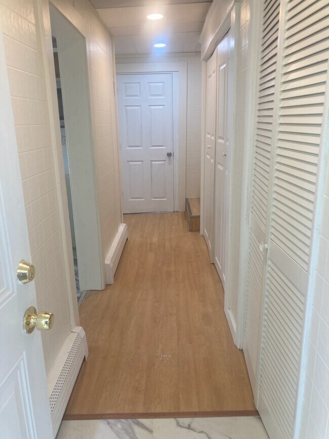 Entrance Hall - 1700 Roselynn St