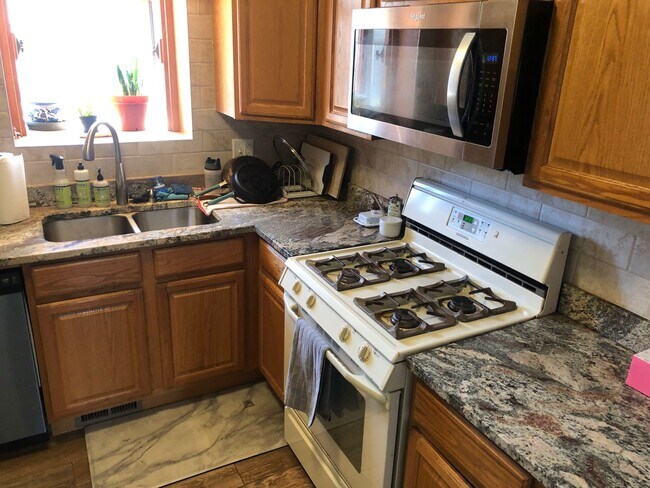 Building Photo - $0 DEPOSIT OPTION. SPACIOUS TRI-LEVEL HOME...