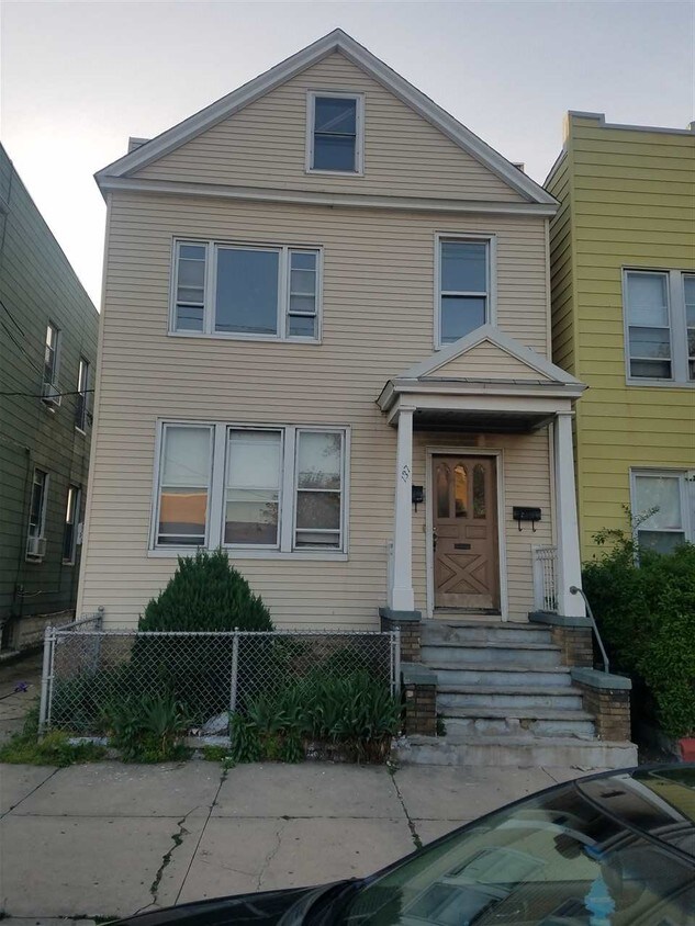 Primary Photo - 137 Mallory Ave
