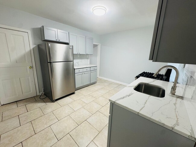 Building Photo - Newly Remodeled 2bd/1 House with Private R...