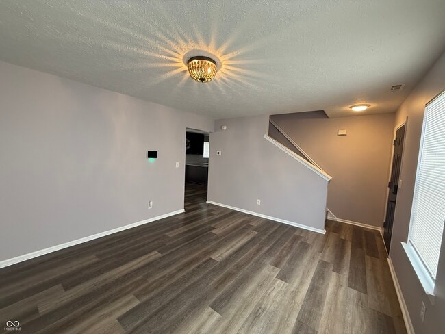 Foto del edificio - 5643 Imperial Woods Cir