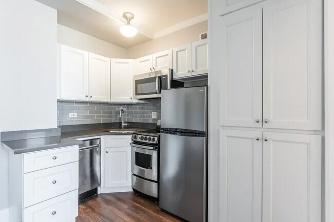 Foto del edificio - 817 W Lakeside Pl