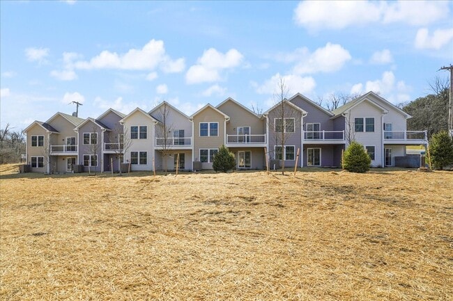 Building Photo - 552 Creek Rd