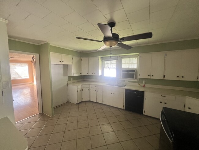 Building Photo - 304 W Tennis St