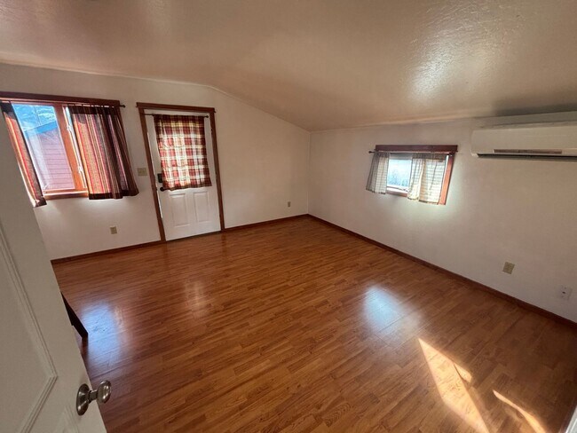 Foto del edificio - Above Garage 1 Bd with W/D in Unit!