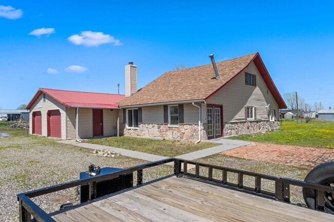 Building Photo - 5 Bedroom Home with Land in Hardin, MT FOR...