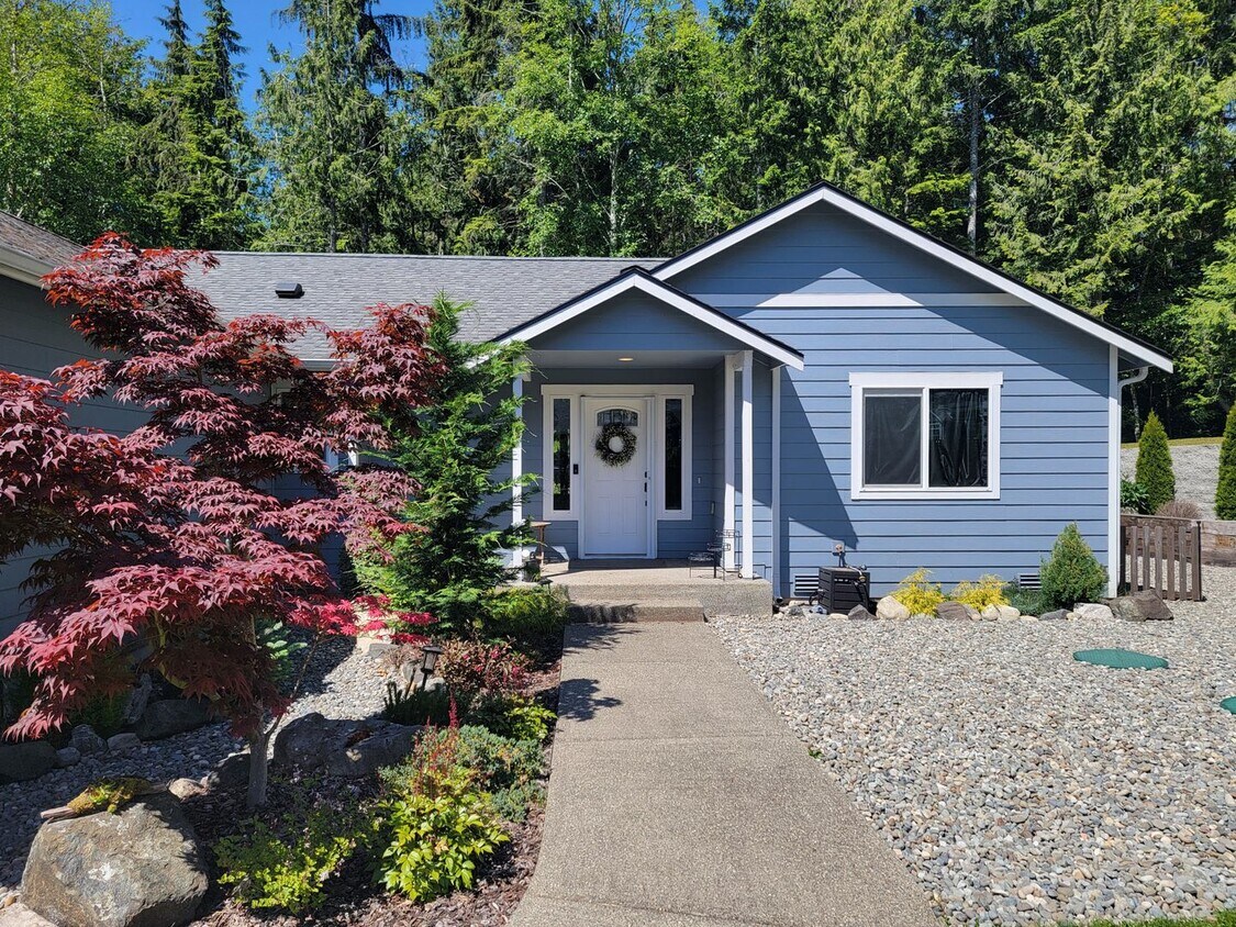 Foto principal - Spacious Home with Fenced Yard and Parking...