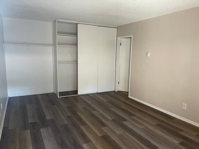 Building Photo - 555 S La Veta Park Cir