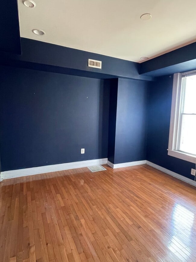 Building Photo - Lovely & Updated Oakenshawe 2bd/1.5ba home...