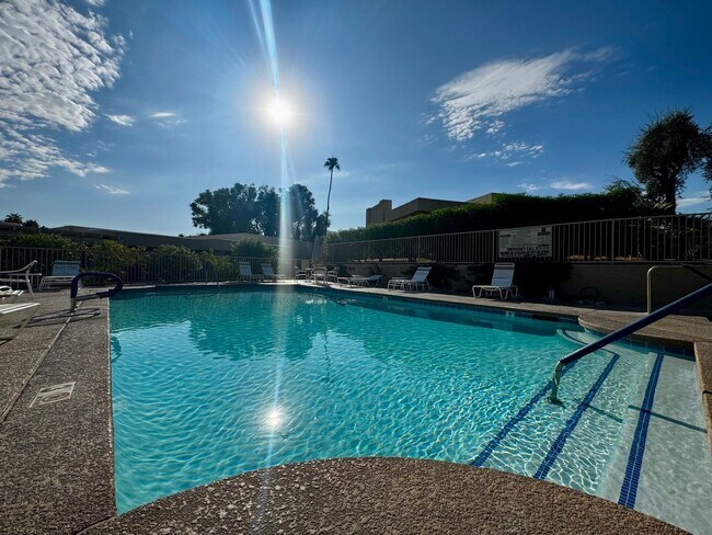 Foto del edificio - AVAILABLE NOW! BEAUTIFUL 2 Bedroom / 2 Bath Condo - Corsican Villas in South Palm Desert MOVE IN ...