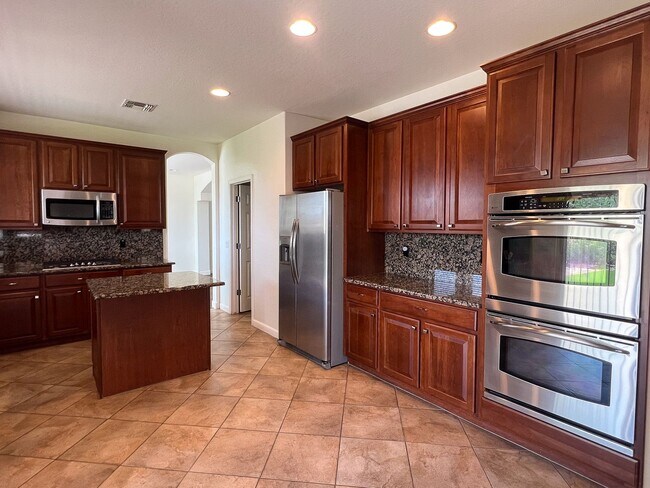 Foto del edificio - 4 Bed + Office | 3 Bath | 3-Car Garage | E...
