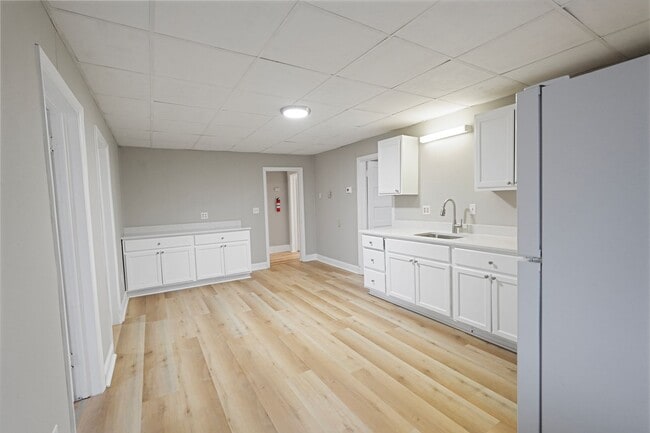 Building Photo - 175 School St