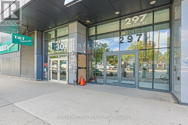 Building Photo - 297 College St