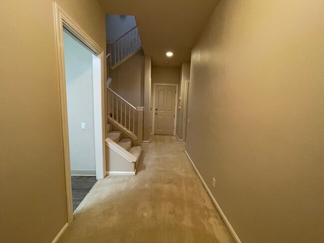 Building Photo - 2 Bed 2 Full Bath Townhome Style Apartment w/Attached Garage