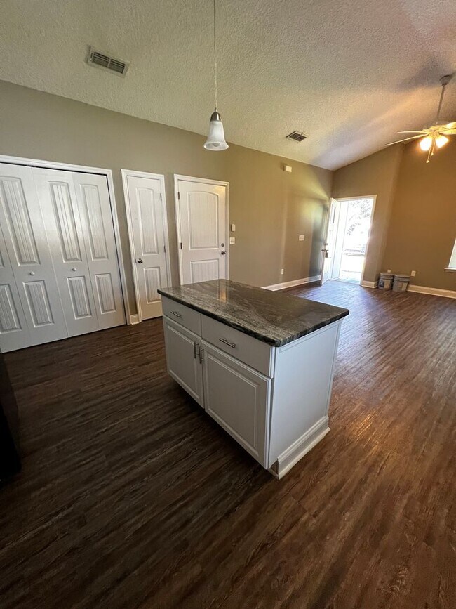 Building Photo - For Rent 3 Bedroom 2 Full Bath Home