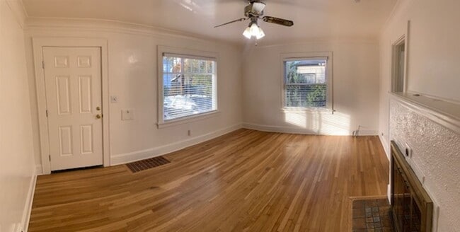 Foto del edificio - $2,400 - Two Bedrooms, One Full Bath with Bonus Room in Dekum Piedmont Neighborhood