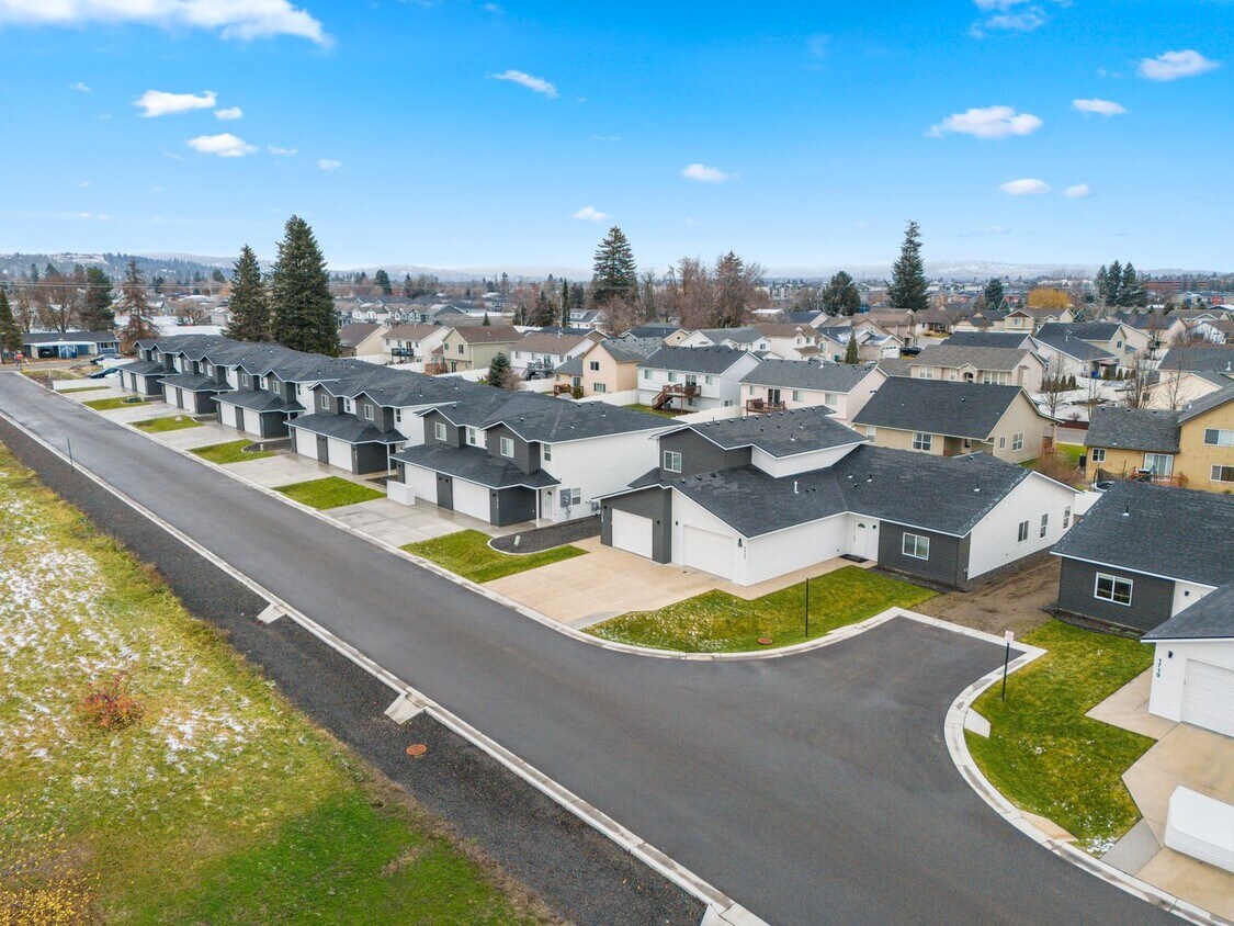 Primary Photo - 1719/1721 N Manifold Ln