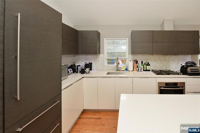 Foto del edificio - 38-55 van Riper Place Unit 1X