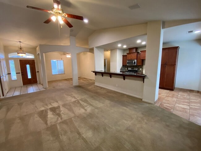 Building Photo - Tulare home Available Now!