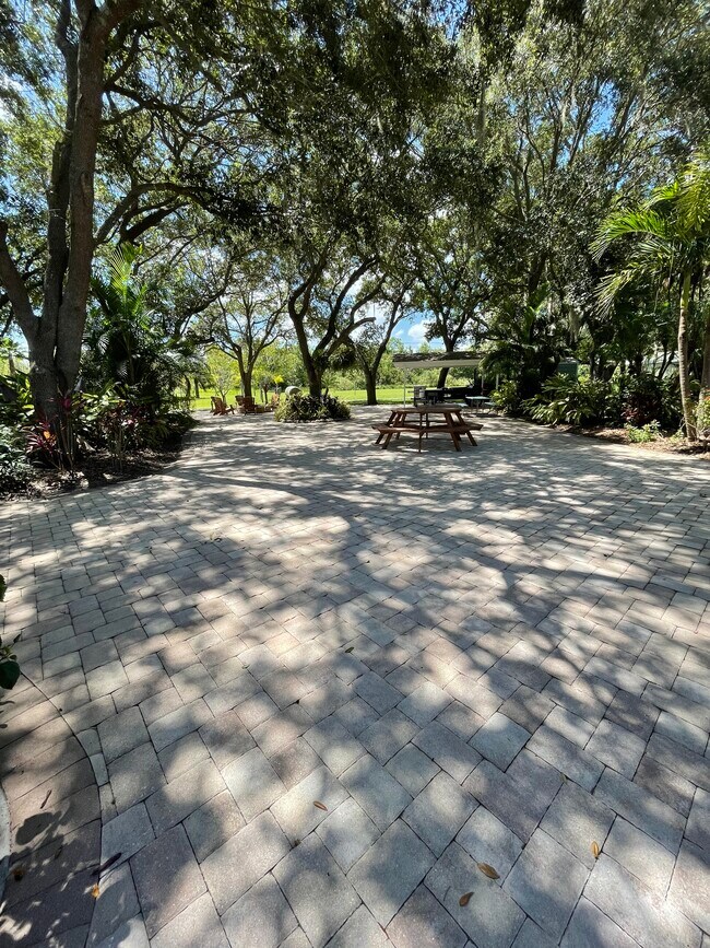 Foto del edificio - 8006 Lake Lowery Rd