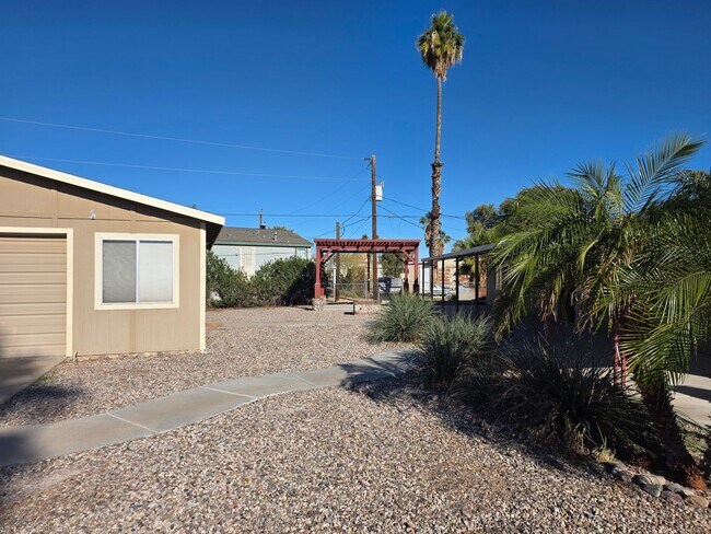 Foto del edificio - STUNNING PROPERTY-3 bedroom/2 bath Manufacture home in Central Bullhead City