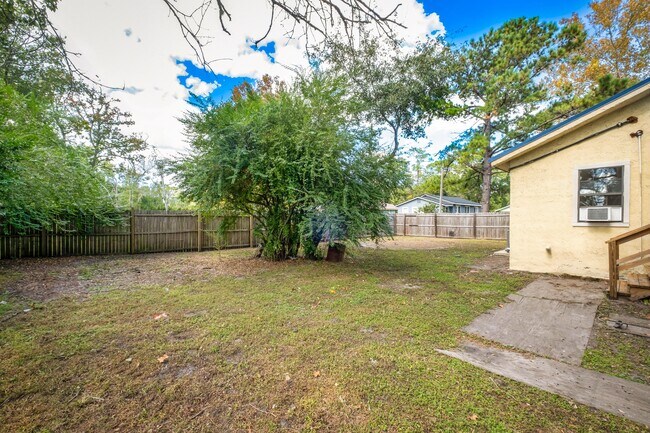 Foto del edificio - 12716 Gillespie Ave