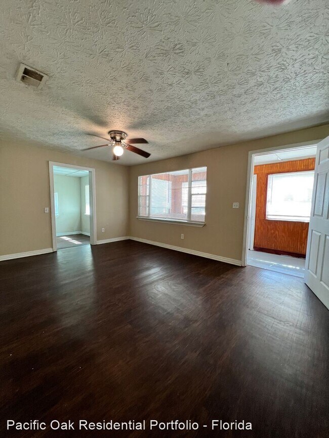 Building Photo - 3 br, 1.5 bath House - 3131 Placeda St