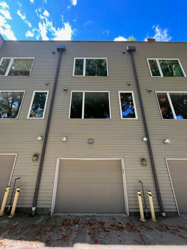 Building Photo - 1565 E 118th St