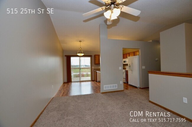 Building Photo - Lovely Altoona Split-Foyer