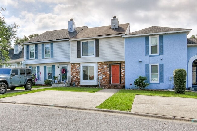 Building Photo - 2 Bed Townhouse!