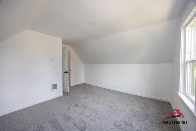 Building Photo - 542 NE Brazee St