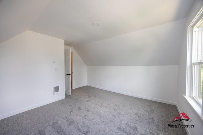 Photo - 542 NE Brazee St Apartment