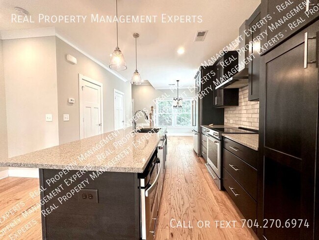 Building Photo - Charming 2BR/2.5BA Townhouse in Charlotte!