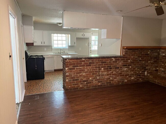 Building Photo - BELOW MARKET RENT!