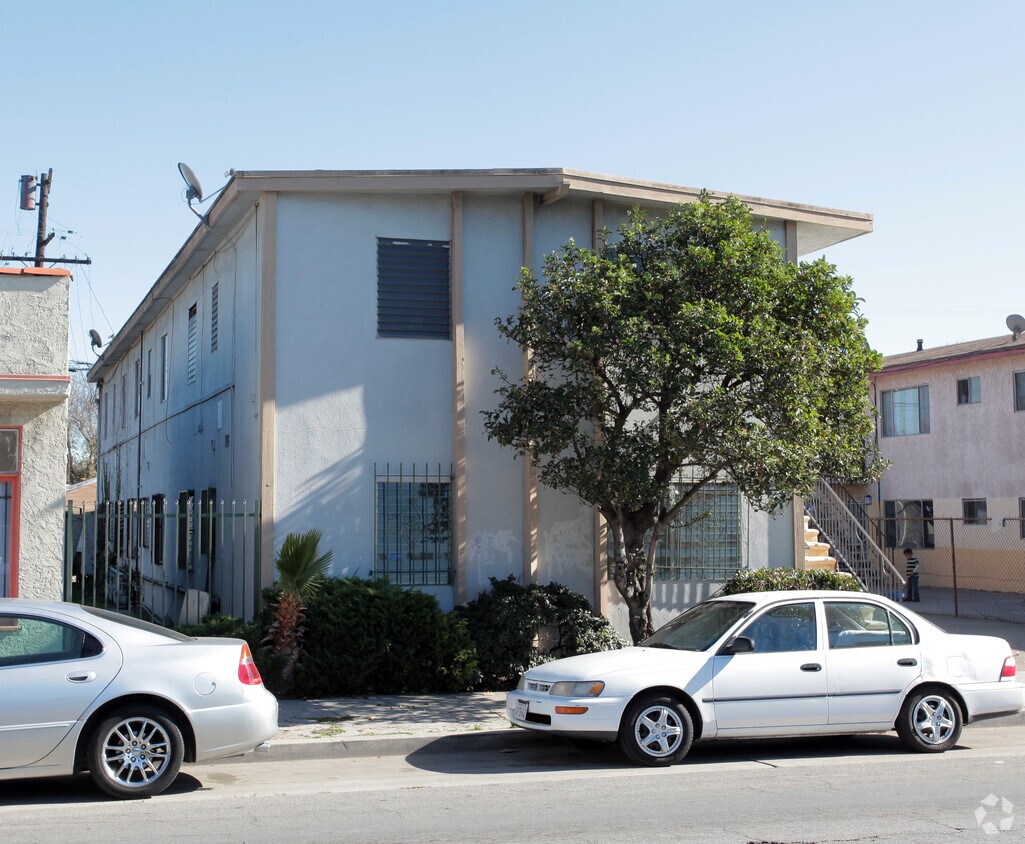Building Photo - 3046 Sante Fe Ave