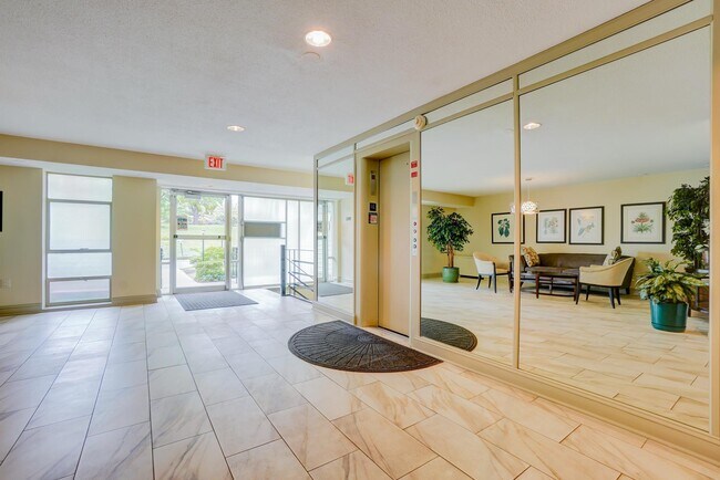 Building Photo - 7400 Lakeview Dr
