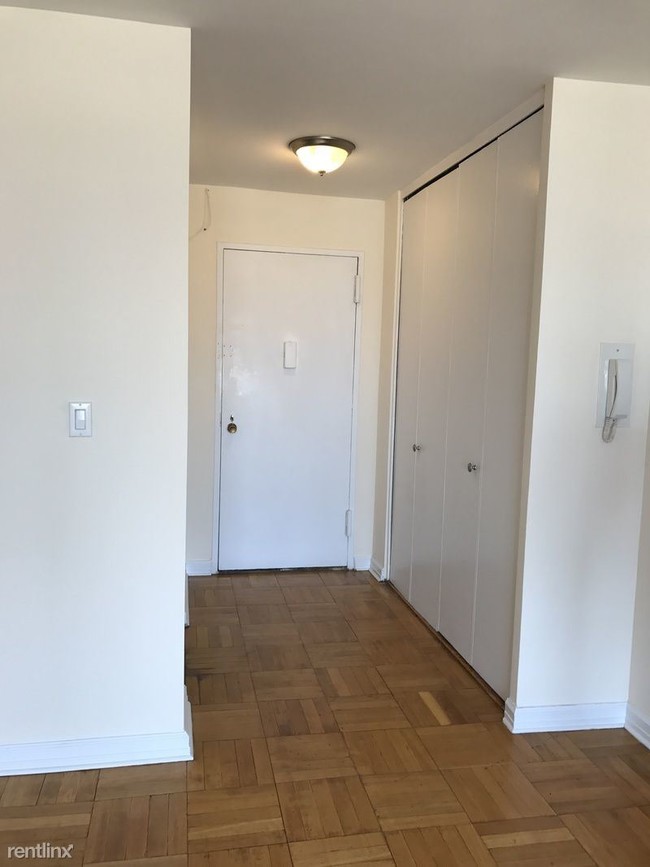 Building Photo - 301 W 46th St